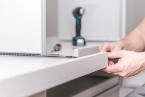 Montaje, reparación o ajuste de muebles